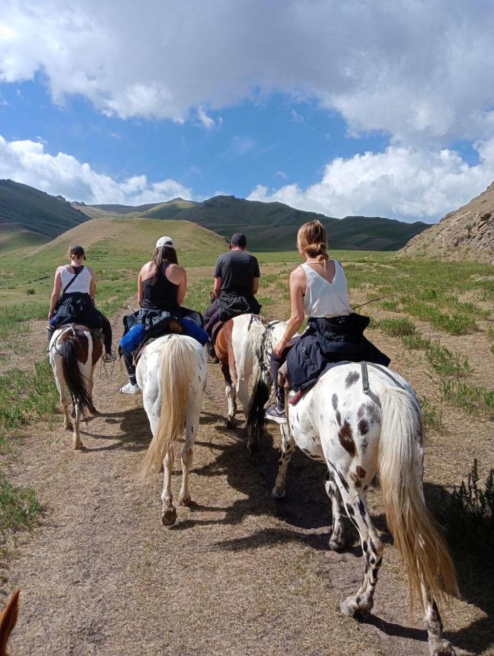 Bagysh Yurt Camp Azamat At Song Kol Lake מראה חיצוני תמונה